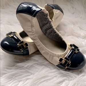 Tahari ladies size 6 flat shoes (navy and cream)